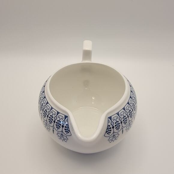 Wedgwood Blue Tonquin Earthenware Creamer – Blue & White Floral Made in England - Picture 2 of 10